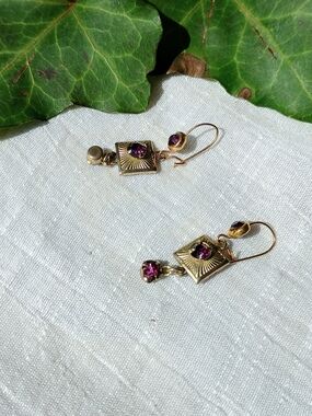 🔮 OCCULT POP 🔮 VTG Art Deco style gold tone and purple crystal dangle earrings